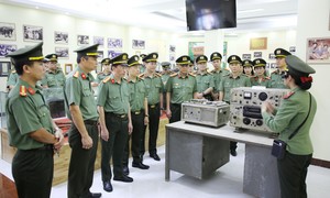 Công an TPHCM tổ chức đợt sinh hoạt chính trị đầy ý nghĩa tại “địa chỉ đỏ” Hòn Đá Bạc
