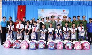 Công an An Giang trao 100 phần quà tặng học sinh vùng biên