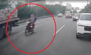 Video: Hai người đi xe máy không đội mũ bảo hiểm lao vào đuôi xe tải trên cao tốc