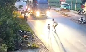 Video: Thót tim cảnh bé trai 18 tháng tuổi chạy ra đường lớn giữa dòng xe lao vun vút
