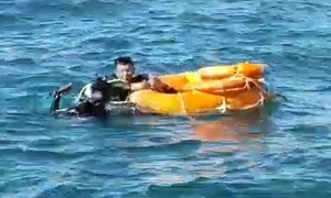 Video: Cứu 19 người trên ca-nô chở khách du lịch gặp nạn ở biển Cửa Đại