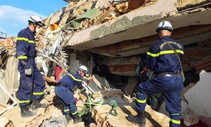 Hình ảnh Đội cứu hộ Bộ Công an tìm kiếm nạn nhân tại tòa chung cư đổ sập ở Venezuela