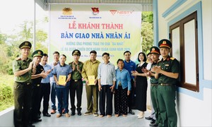 Khánh thành hai căn nhà nhân ái trị giá 500 triệu đồng tặng hai hộ gia đình bị lũ cuốn trôi nhà