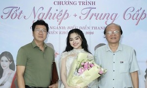 Ca sĩ Thu Hường tốt nghiệp với số điểm tuyệt đối