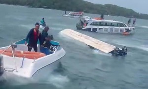 Lật cano chở du khách ở Phú Quốc, nhiều người được cứu kịp thời