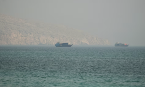 Mỹ và Iran tiếp tục tấn công lẫn nhau khiến eo biển Hormuz đóng cửa trở lại