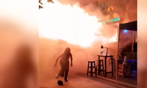 Video khoảnh khắc lửa bùng lên trong vụ cháy quán bar khiến 27 người chết tại Bangkok
