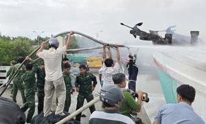 Cháy phương tiện chuyên cung cấp nhu yếu phẩm tại Cần Giờ, 2 người bị thương