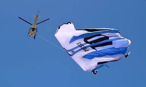 Video: Chiếc áo số 10 khổng lồ tung bay trên bầu trời Argentina trước trận bán kết World Cup