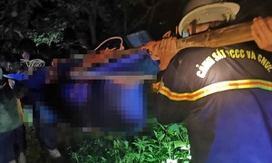 Video: Cảnh sát CNCH đưa nạn nhân tử vong khi đi hái na trên núi đá về với gia đình