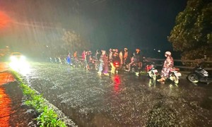 Công an phường cứu sống người dân bị đuối nước trong đêm mưa gió