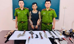 Đột kích “lô cốt” bán lẻ ma túy, thu giữ thêm 11 đao, kiếm