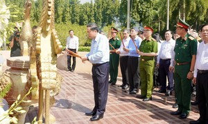Chủ tịch Quốc hội Trần Thanh Mẫn dâng hương các Anh hùng liệt sĩ, tặng quà tri ân người có công tại TPHCM