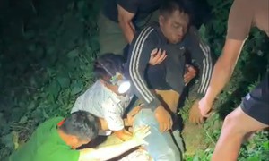 Video: Cận cảnh công an giải cứu thanh niên dưới vực sâu 15m trong đêm tối