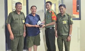 Công an phường Đông Hưng Thuận: Kịp thời trao trả ví tiền cho người đánh rơi