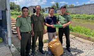 Công an hỗ trợ tôm, cua giống cho người dân có hoàn cảnh khó khăn