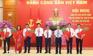 Công bố các quyết định của Bộ Chính trị, Ban Bí thư về công tác cán bộ