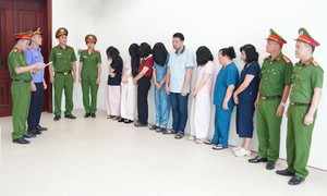 Nhóm bác sĩ 'dỏm' bơm sữa vào người bệnh rồi nói là mủ, để đôn chi phí điều trị lên gấp trăm lần