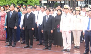 Đoàn đại biểu TPHCM tưởng niệm các Anh hùng liệt sĩ tại Nghĩa trang Liệt sĩ Bình Dương