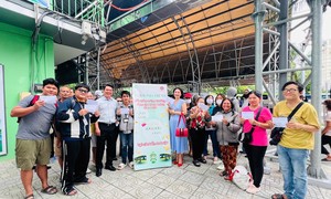TPHCM: Người dân đi xe buýt miễn phí bất ngờ khi trúng thưởng quà