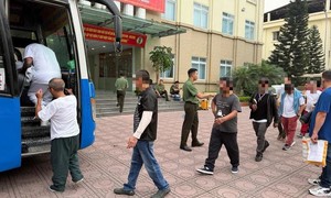 Vì sao ngày càng nhiều người bị trục xuất về nước?