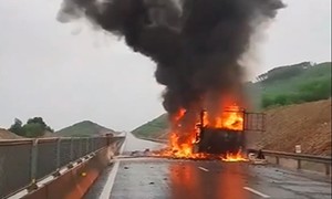 Video: Xe tải cháy rụi trên cao tốc Vạn Ninh - Cam Lộ, ùn tắc kéo dài