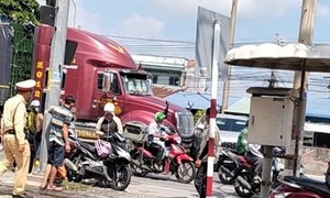 Kẹt giữa xe container và ô tô du lịch, một phụ nữ thoát chết trong gang tấc
