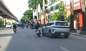 Video: Ôtô và xe máy liên tục 'tạt đầu' nhau trên đường phố Hà Nội gây xôn xao