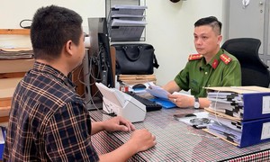 Mua sách giáo khoa 'Chân trời sáng tạo' giả về bán, chủ nhà sách Tăng Tiến bị bắt