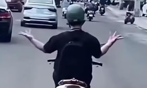 Video: Người buông hai tay 'múa quạt' khi điều khiển xe máy có bệnh án tâm thần