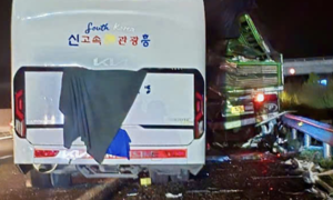 Xe khách tông xe tải trên cao tốc Phan Thiết - Dầu Giây khiến khách nước ngoài tử vong