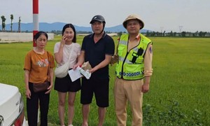Cảnh sát giao thông tuần tra nhặt được 200 triệu đồng, liền tìm người đánh rơi trao trả lại