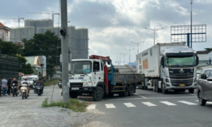 Xe tải cẩu tông liên tiếp hai xe máy trên Quốc lộ 13 khiến 3 người thương vong