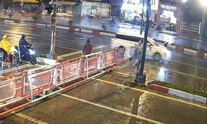 TPHCM: Phạt tài xế vượt đèn đỏ, tông vào rào chắn đường sắt trên đường Phạm Văn Đồng