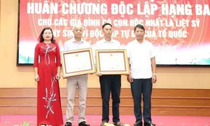Chủ tịch nước tặng Huân chương Độc lập hạng Ba cho 2 gia đình có con duy nhất là liệt sĩ