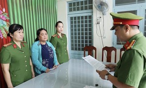 Bắt giam người phụ nữ dùng sổ đỏ giả chiếm đoạt tiền tỷ