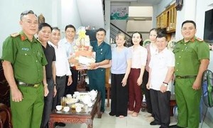 Phường Tân Thới Hiệp, TPHCM: Tặng quà cho gia đình chính sách và các hộ dân khó khăn