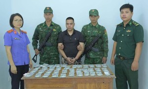 Video: Bắt đối tượng vận chuyển gần 400 tờ 100 USD nghi tiền giả vào Việt Nam