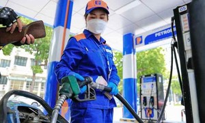 Xăng dầu tiếp tục tăng giá, xăng E10RON95-III có giá 27.087đồng/lít, dầu diesel 30.497 đồng/lít