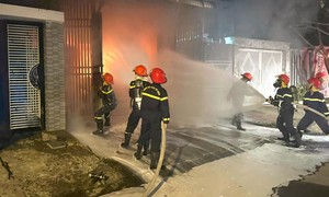 Cháy nhà dân tại Quảng Ngãi lúc rạng sáng, 2 ô tô bị thiệt hại