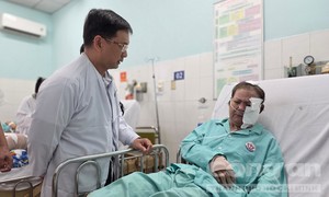 Phó Chủ tịch UBND TPHCM thăm hỏi, động viên nạn nhân vụ cháy nhà ở phường Chợ Lớn