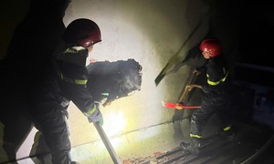 Video: Cảnh sát PCCC phá tường cứu người mắc kẹt trong căn nhà cháy lúc rạng sáng