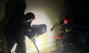 Cảnh sát PCCC phá tường cứu 5 người trong căn nhà cháy lúc rạng sáng ở TPHCM