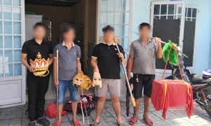 4 "thầy trò Đường Tăng" cưỡi ngựa, đi bộ vào làn đường ô tô đã bị mời lên làm việc