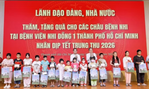 Chủ tịch Quốc hội và Bí thư Thành ủy TPHCM thăm, tặng quà Trung thu cho các bệnh nhi