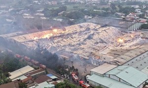Video: Xưởng gỗ ở Đồng Nai cháy ngùn ngụt, thiêu rụi nhiều tài sản