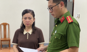 Bắt giam trưởng phòng thuế về tội nhận hối lộ
