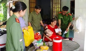 Công an xã Phú Hòa Đông: Thăm hỏi, tặng quà cho người dân dịp Lễ Quốc khánh
