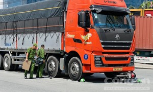 Cha đón con đi học về xảy ra tai nạn với xe tải, cha tử vong, con gái thoát nạn