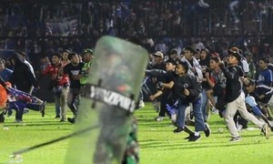 Clip bạo loạn trong trận bóng đá ở Indonesia khiến ít nhất 174 người chết